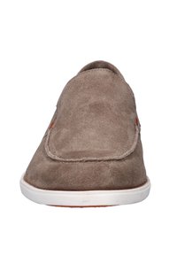 Braune Wildleder-Slipper mit abgerundeter Spitze, weißer Gummisohle und minimaler Nahtdetail. Roter Akzent an der Seite.