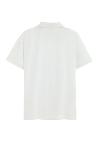 Polo a maniche corte bianca semplice con colletto piatto, vista dal retro su uno sfondo bianco.