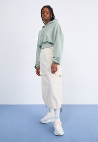 Nike Sportswear AIR MAX FURYOSA - Sportcipő - sail/crimson tint/pale ivory/light silver/football grey/white