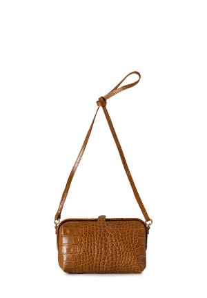 Brązowa torba na ramię z teksturą krokodyla, z regulowanym paskiem i górnym zamknięciem na zatrzask na białym tle.