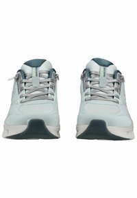 Scarpe sportive azzurro chiaro con lacci grigi, tomaia in rete e colletto imbottito. Presentano una suola testurizzata e un accento verde sulla linguetta.