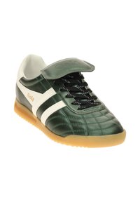 Grüner synthetischer Sneaker mit gestepptem Muster, weißen Streifen, runder Schuhspitze, schwarzen Schnürsenkeln und einem Klettverschluss. Gummireifen-Sohle. Gola-Branding.