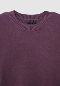 Maglione lavorato a maglia di colore viola con scollo rotondo a coste e texture morbida. L'etichetta reca la scritta "CALLIOPE" con una tag di dimensione "S".