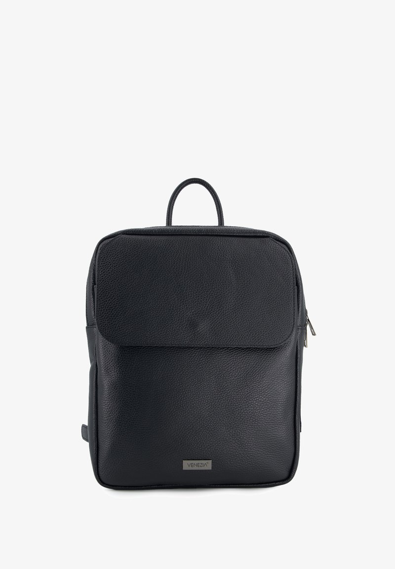 Zwarte leren rugzak met een gestructureerde afwerking, een handvat aan de bovenkant, een voorklep en een zilveren logo-accent. Voorzien van ritsvakjes.