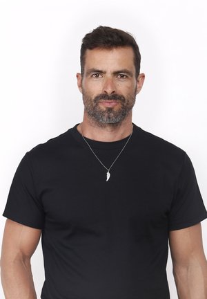 Melnas kokvilnas T-krekls ar īsām piedurknēm, ar apaļu kakla izgriezumu. Aksesuāri: sudraba kaklarota ar spalvas formas piekariņu.