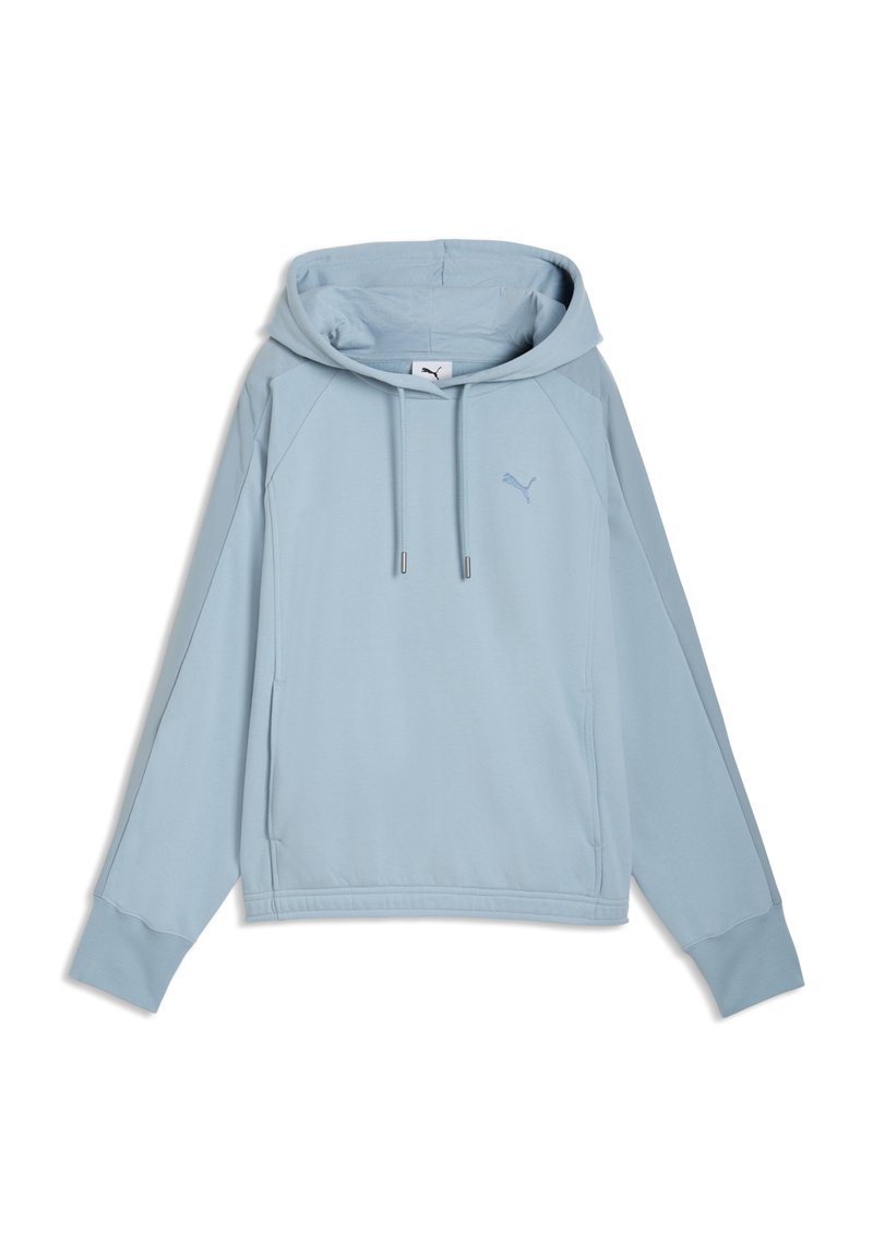 Lichtblauwe hoodie met lange mouwen, voorzakken, verstelbare trekkoorden en een Puma-logo op de borst, plat gelegd op een witte achtergrond.