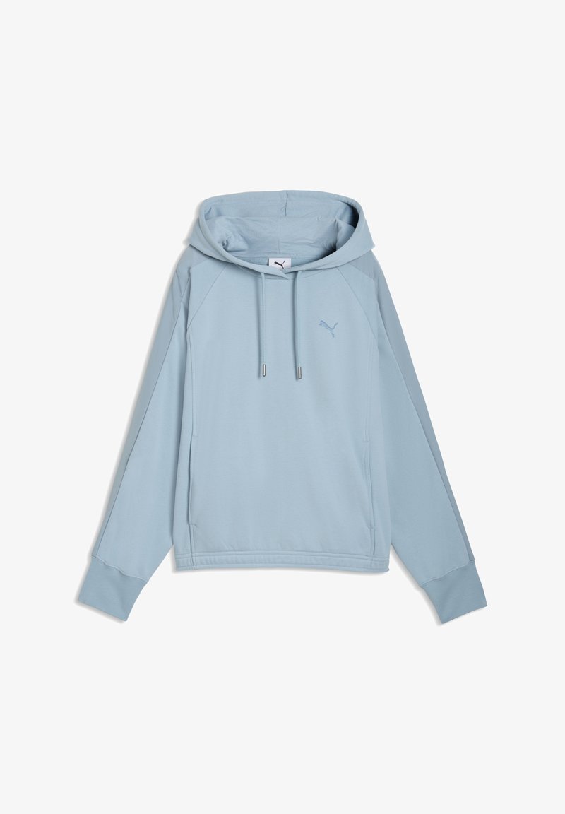 Lichtblauwe hoodie met lange mouwen, voorzakken, verstelbare trekkoorden en een Puma-logo op de borst, plat gelegd op een witte achtergrond.