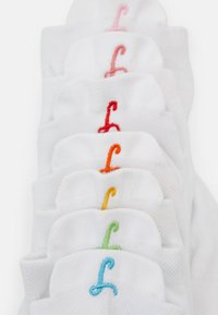 Weiße Baumwollsocken, gestapelt mit bunten, gestickten 'L'-Logos in Pink, Rot, Orange, Gelb, Grün und Blau an den Bündchen.