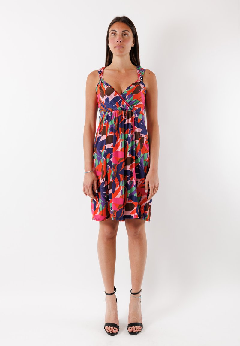 Värikäs kuvioitu auringonlaskumekko syvällä V-päänteellä, säädettävillä olkaimilla ja istuvalla vyötäröllä, valmistettu kevyestä kankaasta. Yhdistetty korkokenkien kanssa.