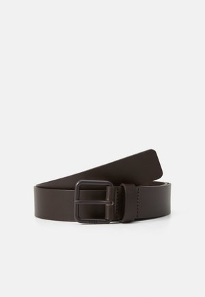 Cintura in pelle marrone con una fibbia metallica rettangolare, caratterizzata da un design minimale e una superficie liscia, con una leggera cucitura sui dettagli.