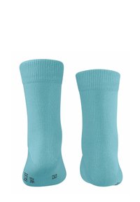 Jasnoniebieskie skarpetki wykonane z miękkiego materiału, z prążkowanymi mankietami i gładką teksturą, z nadrukowanym logo oraz informacjami o rozmiarze na spodzie.