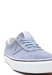 Baskets en daim bleu avec des accents blancs, bout rond et semelle épaisse en caoutchouc blanc ; avec lacets et logo sur la languette.