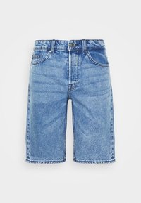 Shorts de mezclilla azul con un diseño clásico, que cuentan con cinco bolsillos, cremallera y costuras en contraste. Textura desgastada en toda su superficie.