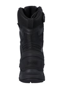 Zwarte tactische laars met een gestructureerde nylon bovenzijde, versterkte hiel en een rubberen zool. Heeft een gladde afwerking en "MAGNUM" branding op de hiel.