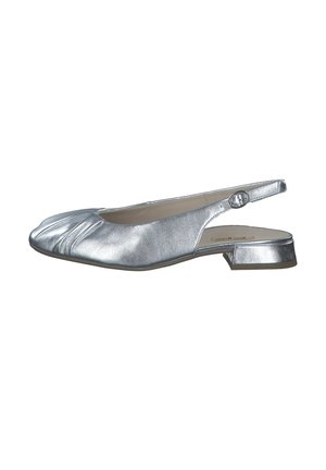 Silberne Slingback-Flatschuh mit runder Zehenpartie, strukturiertem Metallic-Finish, kleinem Blockabsatz und subtilen Falten an der Vorderseite.