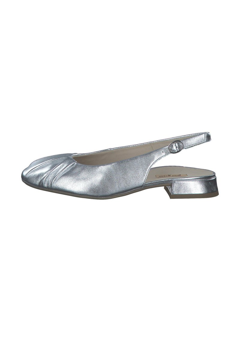 Zapato plano plateado tipo slingback con punta redondeada, acabado metálico texturizado, pequeño tacón bloque y suaves pliegues en la parte delantera.