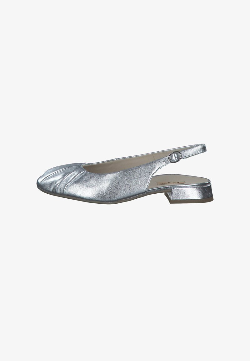 Zapato plano plateado tipo slingback con punta redondeada, acabado metálico texturizado, pequeño tacón bloque y suaves pliegues en la parte delantera.