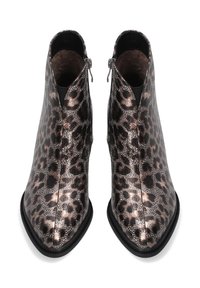 Hnědé a černé kotníkové boty s leopardím potiskem, se zipem, špičatou špičkou a hladkou strukturou z umělé kůže. Černá gumová podrážka.