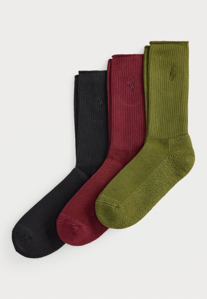 Kolm paari ribadega crew sokke musta, burgundi ja oliivroheline värviga, igaühel on vasikal diskreetne broderitud logo.
