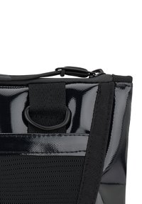 Borsa nera con finitura lucida, dettagli testurizzati e tracolla in nylon nera. Presenta un anello per il fissaggio e una linea della zip liscia.