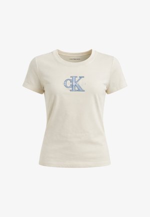 T-shirt beige a maniche corte aderente con scollo tondo e logo "cK" blu di Calvin Klein ricamato sul petto.