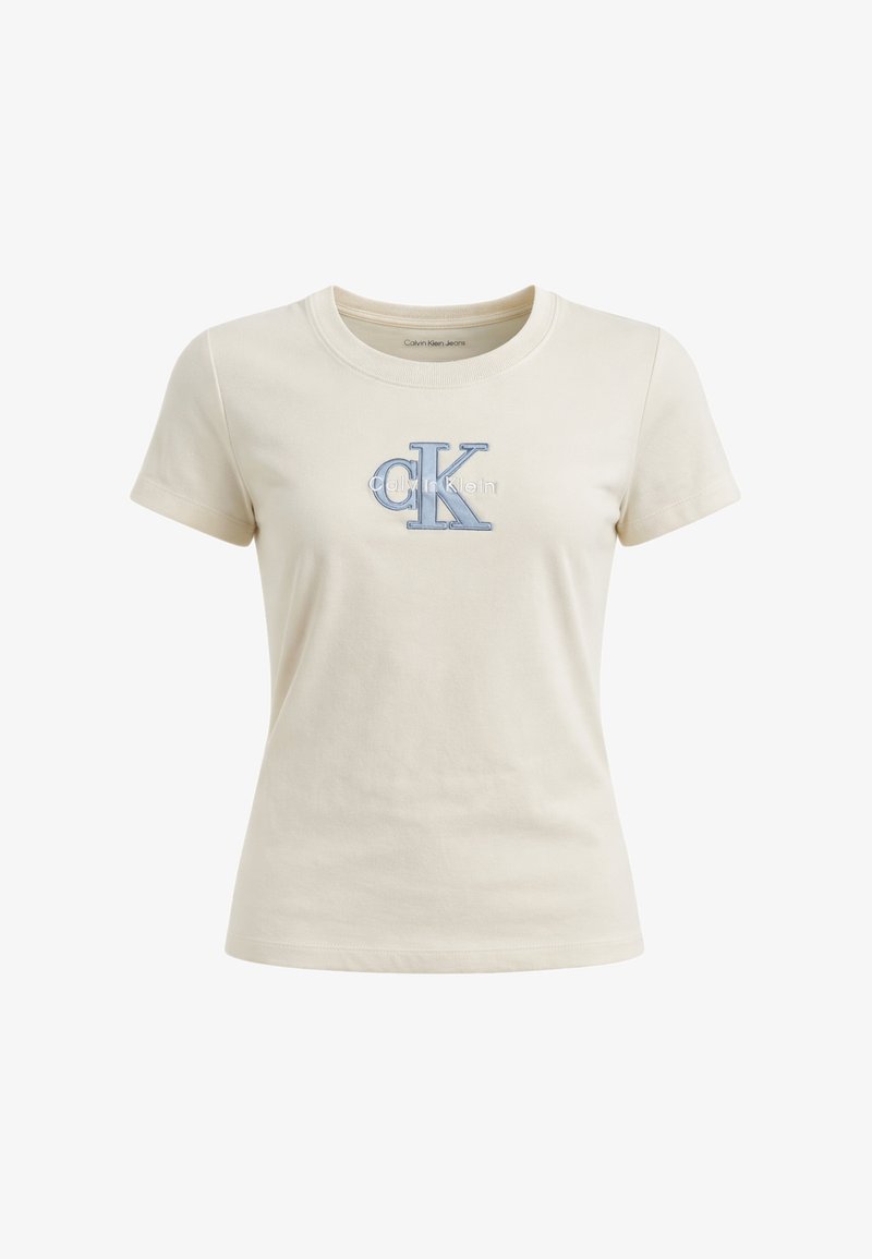T-shirt beige a maniche corte aderente con scollo tondo e logo "cK" blu di Calvin Klein ricamato sul petto.