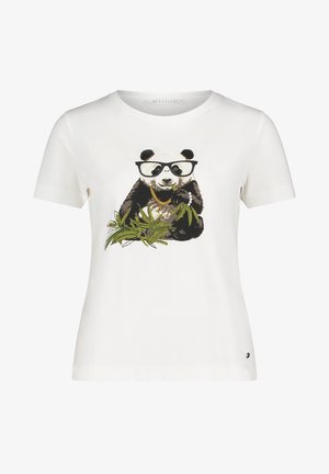 T-shirt blanc en coton avec un motif imprimé de panda portant des lunettes et une chaîne en or, avec des accents de bambou vert en bas. Manches courtes.
