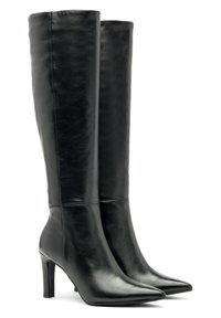 Czarnie skórzane botki do kolan o gładkiej i eleganckiej fakturze, ze spiczastymi noskami i obcasami w stylu stiletto. Szwy biegnące wzdłuż boków.