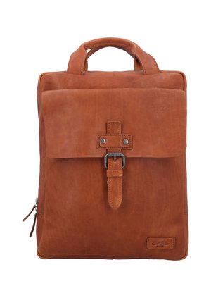 Brązowy skórzany plecak z górnym uchwytem, przednią klapą zabezpieczoną paskiem z metalową klamrą oraz małą naszywką z logo marki w prawym dolnym rogu.