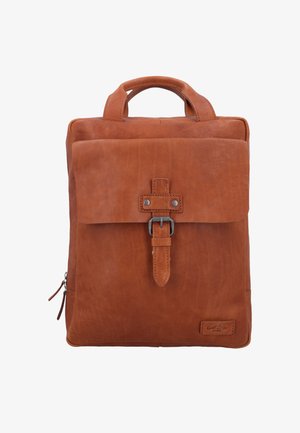 Smeđi kožni ruksak s gornjom ručkom, prednjim poklopcem osiguranim trakicom s metalnom kopčom i malom ušivenom oznakom marke u donjem desnom kutu.