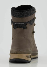Bruine leren wandelschoen met een grijze vilten kraag, rubberen zool en metalen veters. Bevat een logo op de kraag en getextureerde accenten.