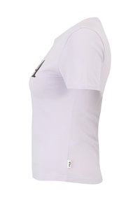 Camiseta corta de manga en color púrpura claro con cuello redondo y un logo impreso en la parte frontal. Etiqueta lateral visible en el dobladillo. Textura suave.