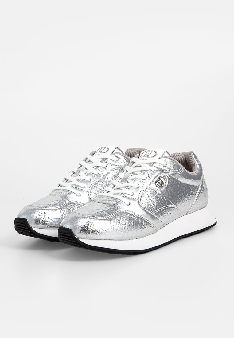 Baskets argentées avec une finition brillante et texturée, un design à lacets et une semelle rembourrée. Accentué par un logo subtil près des lacets.