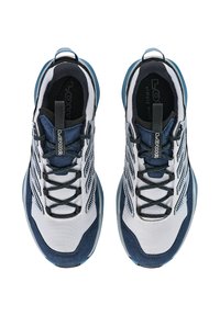 Blauwe en witte sportschoenen van mesh en suede. Beschikt over een gevoerde zool, textuuraccenten en een traditioneel vetersysteem.