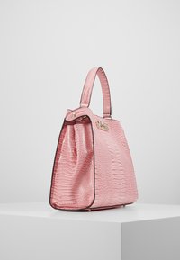 Borsa rosa con un motivo testurizzato simile a quello del coccodrillo. Presenta una forma strutturata, due manici e dettagli in metallo dorato.