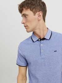 Korte mouw, lichtblauwe polo met een gestructureerde afwerking, contrasterende zwarte kraag en een drie-knopen sluiting. Zwart logo op de borst.
