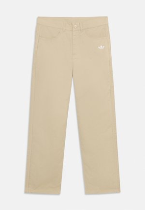 Beige bukser med rette ben, frontlommer, beltehemper, knappelukking og en liten hvit Adidas-logo på høyre frontlomme.