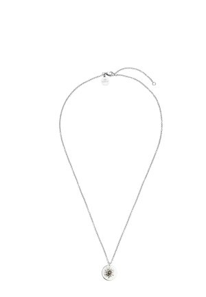 Silberne Halskette mit rundem Anhänger mit Sonnendesign und kleinem zentralen Edelstein, vor weißem Hintergrund dargestellt.