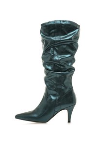 Botte métallisée bleu canard haute jusqu'au genou avec un design froncé, un bout pointu et un talon aiguille. Texture lisse avec des détails froncés en haut.