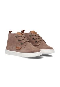 Braune Wildledersneakers mit weißen Gummisohlen, ausgestattet mit runden Schnürsenkeln, einem Lederschild und einer bunten gestreiften Schlaufe an der Rückseite.