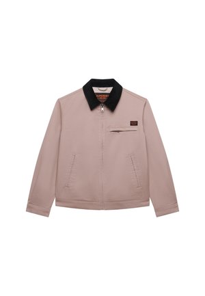 Chaqueta marrón claro con cremallera, cuello negro, bolsillo con cremallera en el pecho, dos bolsillos laterales y un pequeño parche rectangular en el pecho.