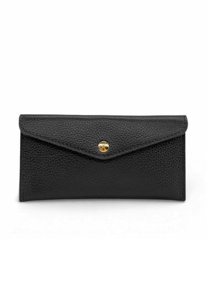 Portefeuille en cuir noir texturé avec rabat et fermeture à bouton unique en or, présenté sur un fond blanc.