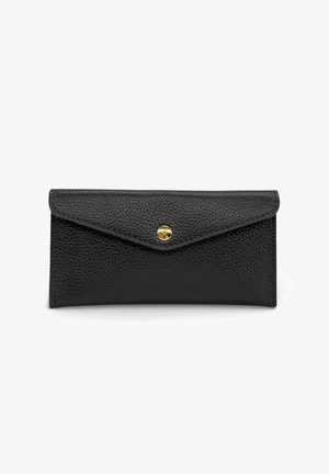 Portefeuille en cuir noir texturé avec rabat et fermeture à bouton unique en or, présenté sur un fond blanc.
