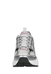 Srebrno-czarne sneakersy z teksturową cholewką, siateczkowymi panelami i białą podeszwą. Posiadają różowe akcenty oraz logo na języku i pięcie.