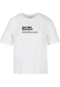 Valkoinen puuvillainen t-paita lyhyillä hihoilla, jossa on mustalla printatulle tekstille "Hot Girl Summer" ja määritelmä. Yksinkertainen muotoilu, pyöreä kaula-aukko.