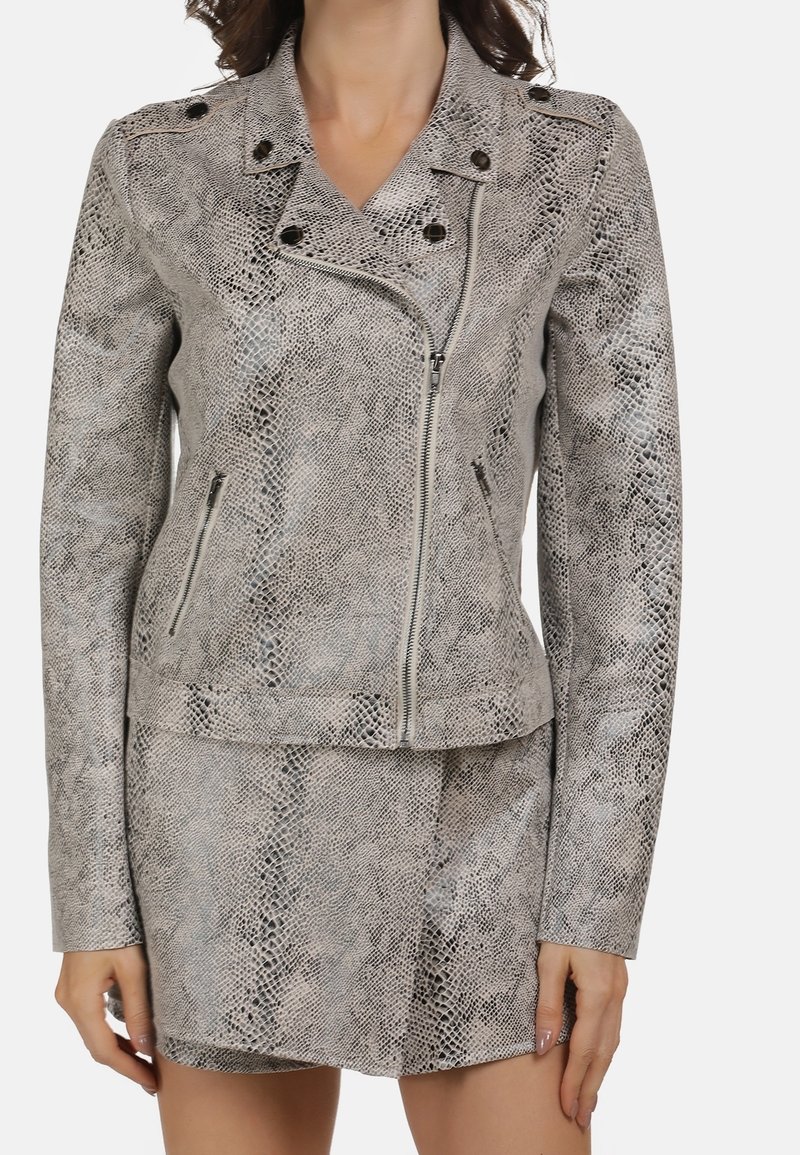 Veste en simili cuir gris avec imprimé reptile, fermeture éclair à l'avant, épaulettes et poches latérales. Texture lisse, design ajusté et jupe mini assortie.