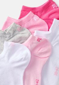 Seis pares de calcetines cortos en blanco, gris y varios tonos de rosa. Hechos de tejido acanalado con acentos cosidos y detalles del logo de la marca.