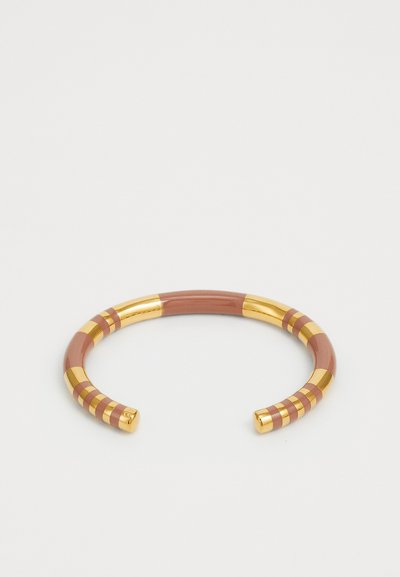 Bracciale a manica con una base metallica dorata, con sezioni alternate opache e lucide in marrone e modelli a righe.