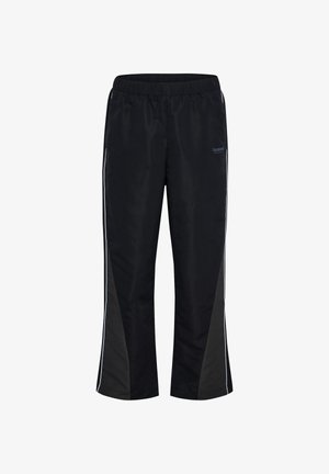 Zwarte sportbroek van glad, lichtgewicht materiaal. Voorzien van een brede elastische tailleband, strepen aan de zijkant en schuin geplaatste zijpanelen voor contrast.