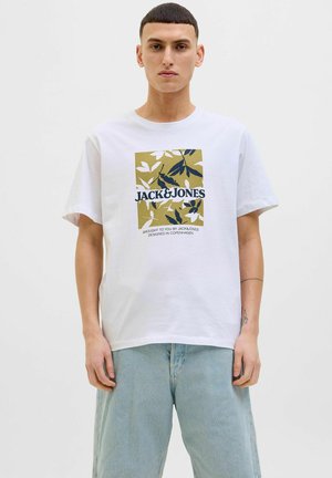 Witte katoenen T-shirt met een rechthoekig grafisch ontwerp met groene en marineblauwe bladeren, de merknaam "JACK&JONES" in vetgedrukte zwarte tekst.